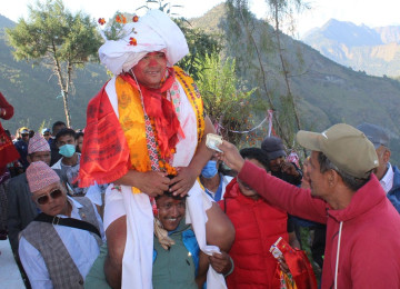 ताकमकोतको छेलो फाल्ने प्रतियोगितामा आठौँपटकका विजेता बने अशोक खत्री